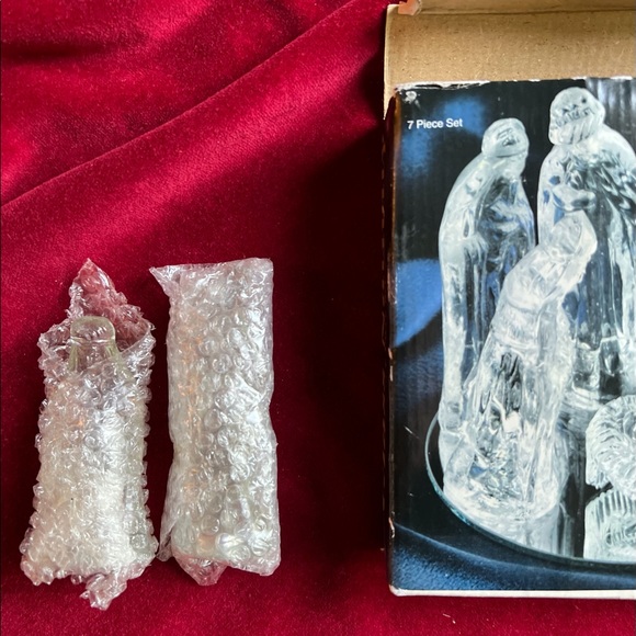 Small Glass Nativity Set. 7 piece set. Mirror counts as one piece. - Picture 4 of 7